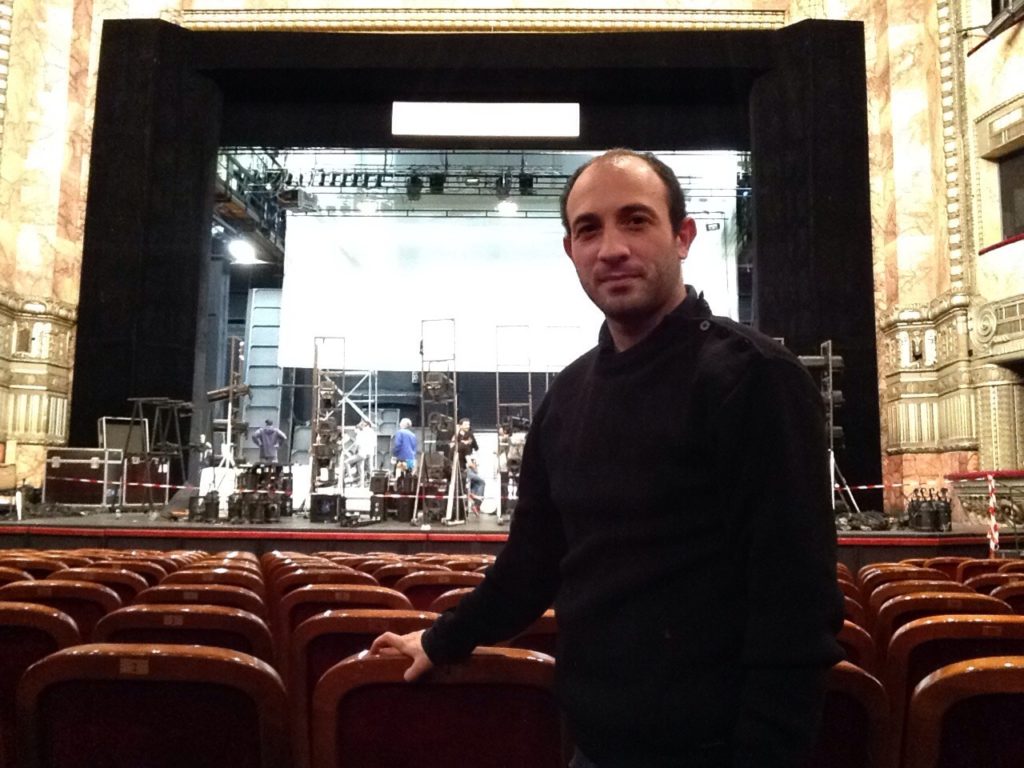 Thibault Sinay et montage de décor, Opéra de Marseille, 2015. Photo Thibault Sinay.