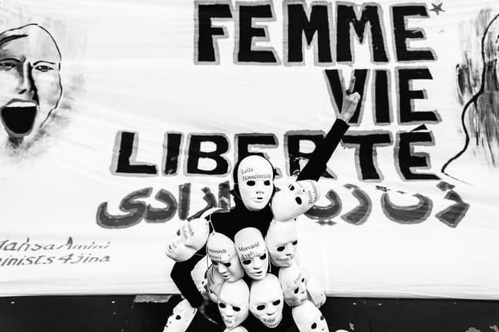 Performance "Je suis Jina" en soutien avec la Révolution féministe "Femme, vie, liberté" Rezvan ZANDIEH